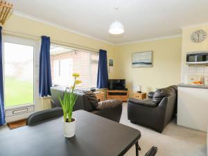 a living room with couches and a table at 21 Siesta Mar in Mundesley