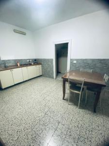 Kuchyňa alebo kuchynka v ubytovaní Nel cuore Di Napoli
