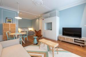 - un salon avec un canapé et une télévision dans l'établissement Blau 1911, à Porto
