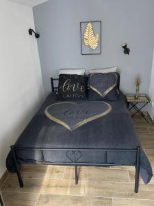 een bed in een kamer met twee kussens erop bij Séjour détente et bien être avec SPA au gîte l Olipin in Aubais
