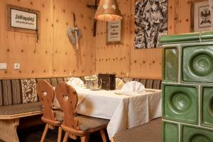 una sala da pranzo con tavolo e 2 sedie di Hotel Alphof Stubaital a Fulpmes