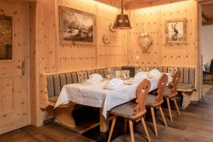 una sala da pranzo con tavolo e tovaglia bianca di Hotel Alphof Stubaital a Fulpmes