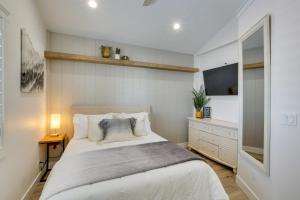 1 dormitorio con 1 cama, vestidor y TV en Logan Area Home Near Willard Bay State Park!, en Brigham City