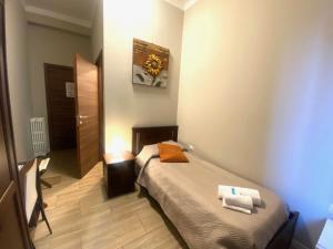 Postel nebo postele na pokoji v ubytování Golden Milano Hotel