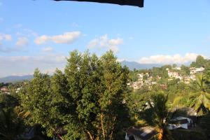 Vista generica sulle montagne o vista sulle montagne dall'interno della stanza in casa privata