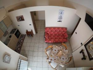 uma vista superior de uma sala de estar com um sofá vermelho em Le Stanze di Ricci - Affittacamere Low cost em Lesina