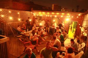 un groupe de personnes assises sur une terrasse lors d'une fête dans l'établissement Duo Housing, à Washington
