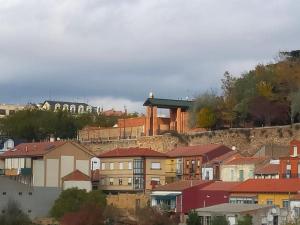 grupa domów na szczycie wzgórza w obiekcie Apartamento Shenzhen en Astorga Camino de Santiago Cochera bicis w mieście Astorga