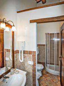 a bathroom with two toilets and a sink and a shower at Valle del Metauro Country House in Montemaggiore al Metauro