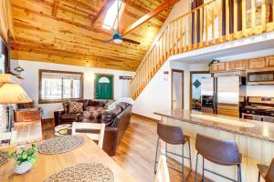 eine Küche und ein Wohnzimmer mit Holzdecken in der Unterkunft Lakeside Cabin Rental - Close to Hiking in Lake of the Woods