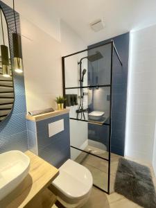 ein Badezimmer mit einem weißen WC und einem Waschbecken in der Unterkunft Brand New Apartment #Hollán#3BEDR#2BATHR#FREEPARKING in Budapest