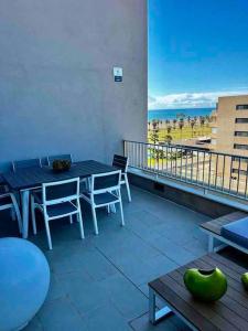 d'un balcon avec une table et des chaises donnant sur l'océan. dans l'établissement Atico Duplex en Playa Serena, à Roquetas de Mar