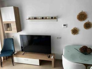Televízia a/alebo spoločenská miestnosť v ubytovaní Atico Duplex en Playa Serena