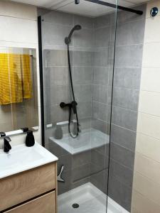 uma casa de banho com um chuveiro e um lavatório. em Atico Duplex en Playa Serena em Roquetas de Mar