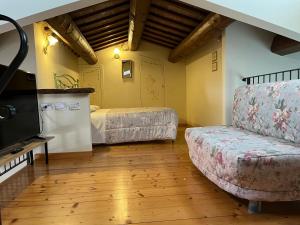 a living room with a couch and a tv at Valle del Metauro Country House in Montemaggiore al Metauro