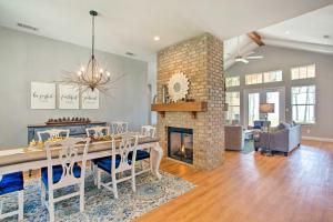 una sala da pranzo e un soggiorno con camino di Waterfront Lake Tawakoni Home with Fire Pit! a Quinlan