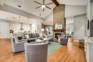 un soggiorno con divano e camino di Waterfront Lake Tawakoni Home with Fire Pit! a Quinlan