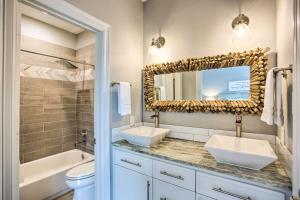 un bagno con due lavandini e uno specchio di Waterfront Lake Tawakoni Home with Fire Pit! a Quinlan Altre 33 foto