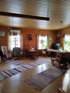 PortimoにあるGranny´s House Kuuselaのリビングルーム(床に大きな敷物付)