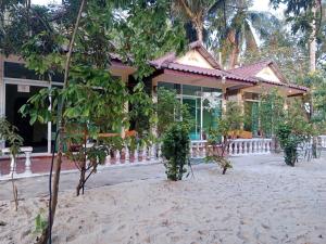 una casa en la playa con árboles delante en Sok San Villa Koh Rong en Phumĭ Kaôh Rŏng
