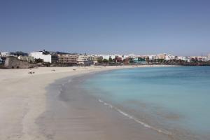 a beach with a group of people and the ocean at Casa Paty Fuerteventura in Puerto del Rosario