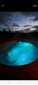DurfortにあるChalet avec bain nordiqueの- 夜間の青い大型スイミングプール