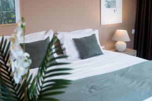 A bed or beds in a room at Athens Gem