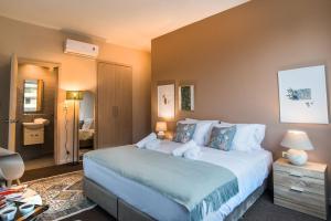 A bed or beds in a room at Athens Gem