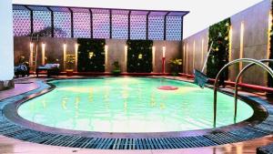 een zwembad in een hotel met een frisbee erin bij Surasena Regal Vista Agra in Agra