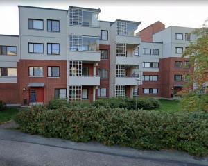 un gran edificio de apartamentos con muchas ventanas en Cosy two rooms apartment in Helsinki, en Helsinki