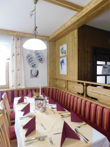 Restauracja lub miejsce do jedzenia w obiekcie Alpenhotel & Aparthotel Lanz