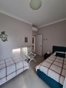 デセンツァーノ・デル・ガルダにあるIn Vacanza da Miki 02のベッドルーム1室(ベッド2台、椅子付)
