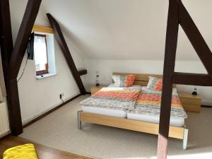 een slaapkamer met een bed en een raam bij Alte Druckerei in Quedlinburg
