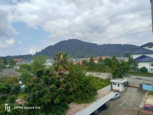 vistas a una ciudad con una montaña en el fondo en Batu Pahat Airbnb Homestay Empire 15 en Batu Pahat