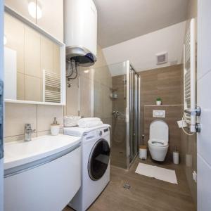 y baño con lavadora y aseo. en Apartman Megi en Dubrovnik