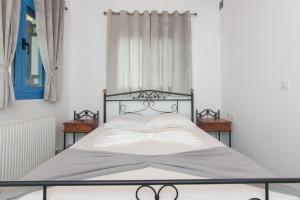 a bed in a bedroom with two night stands at Samian Thalia Apartment in Pagóndas