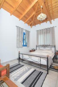 Pagóndas的住宿－Samian Thalia Apartment，一间卧室设有一张床和木制天花板