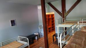 um quarto com 2 beliches e uma escada em Bordany Hostel em Bordány