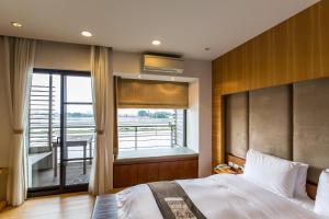 A bed or beds in a room at 輕塵別院Serenegray B&B