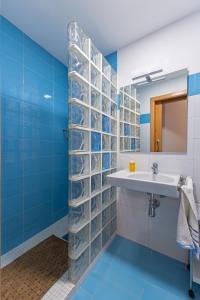 łazienka z umywalką i lustrem w obiekcie San Vicente Apartamento, 5 pax, Centro Historico w Sewilli +59 zdjęć