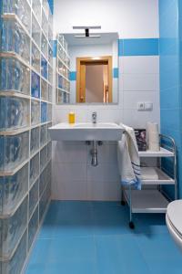 łazienka z umywalką i lustrem w obiekcie San Vicente Apartamento, 5 pax, Centro Historico w Sewilli