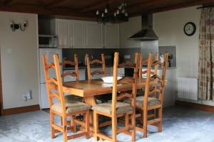 een houten tafel en stoelen in een keuken bij Stable Barn in Penrith