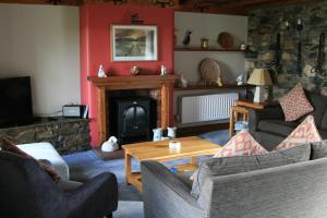 sala de estar con sofás y chimenea en Stable Barn en Penrith