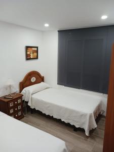 1 dormitorio con 2 camas y ventana grande en Piso 1ª Línea Y Céntrico, en Peñíscola