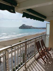 - Balcón con sillas y vistas a la playa en Piso 1ª Línea Y Céntrico, en Peñíscola