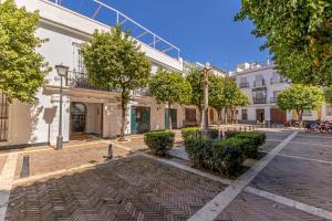 ulica w mieście z drzewami i budynkami w obiekcie San Vicente Apartamento, 5 pax, Centro Historico w Sewilli
