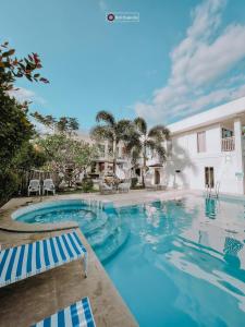 einem Pool vor einem Gebäude in der Unterkunft A Villas Resort & Restaurant in Zamboanguita