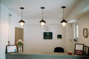 biuro z lampkami wiszącymi na suficie w obiekcie Vila Anca w Sybinie