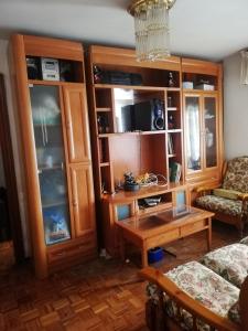 uma sala de estar com armários de madeira e uma mesa de centro em HAB room 1 WIFI Vista Alegre em Madri