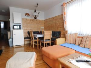 a living room with a couch and a table at Ferienwohnungen Jagerhüttn in Hochrindl